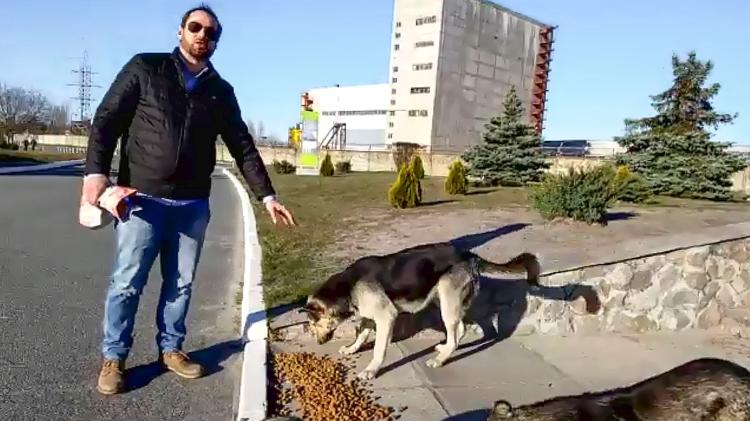 Lucas e os cães que habitam Chernobyl - Reprodução/Airbnb