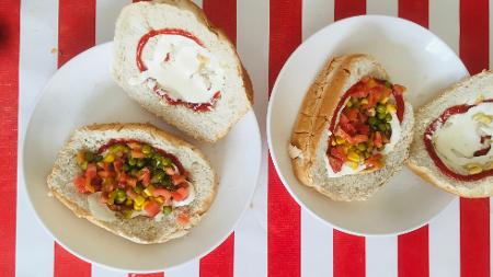 Lanche típico gaúcho, xis é gigante cheio de sabor. Prove receitas