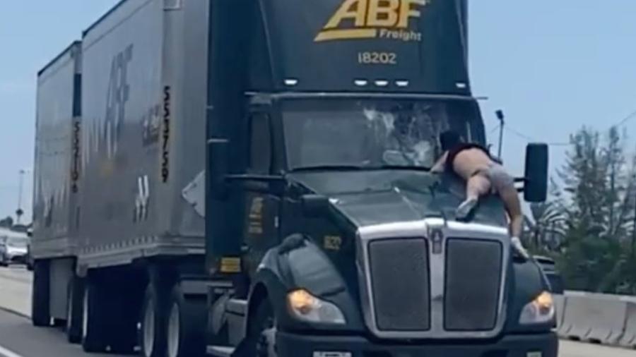 Homem se pendura em caminhão na Flórida - Reprodução