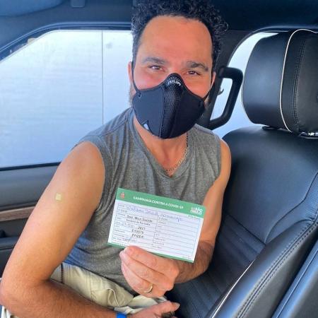 Luciano Camargo é vacinado contra covid-19 - Reprodução/Instagram
