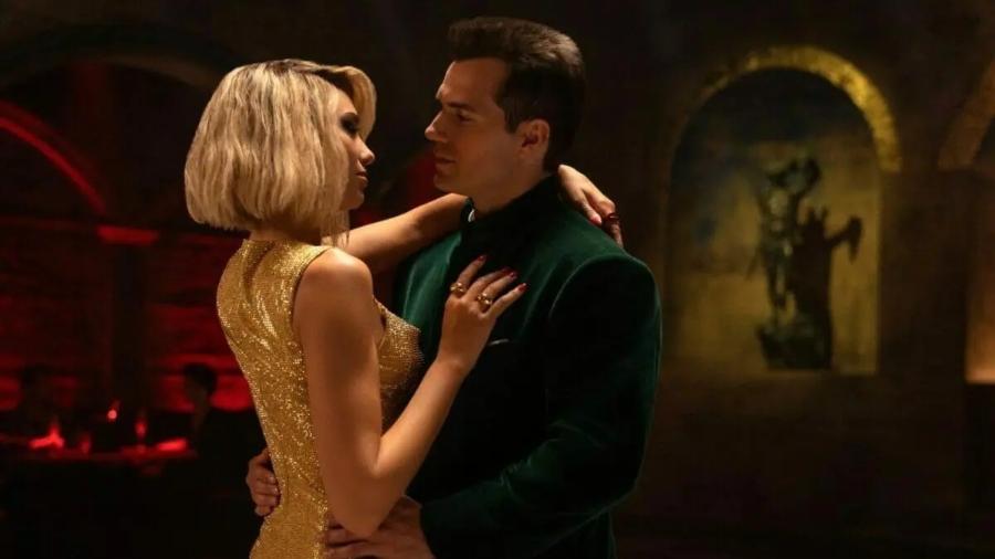 Henry Cavill e Dua Lipa se abraçam em fotos do filme Argylle