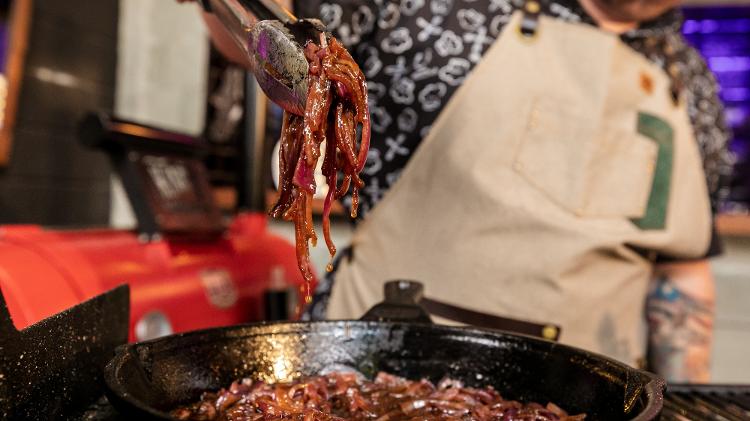 Vai Ter Churras - costela de porco e cebola caramelizada - Mariana Pekin/ysoke - Mariana Pekin/UOL