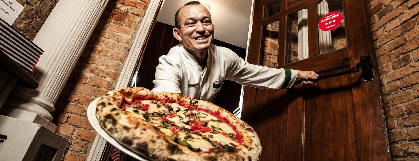 Ramos, garçom na pizzaria Speranza - Fernando Moraes/UOL
