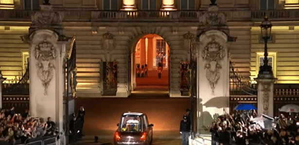 Corpo da rainha Elizabeth 2ª chega ao Palácio de Buckingham, em Londres