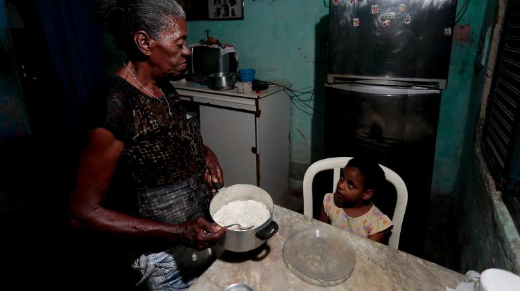 "Nós já dormimos com fome": o drama de Margarida e a neta Vitória, em Pernambuco