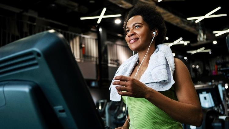 mulher treinando na esteira; academia - iStock - iStock
