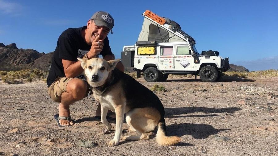 Sergio posa com cãozinho durante uma das expedições do casal - Arquivo pessoal