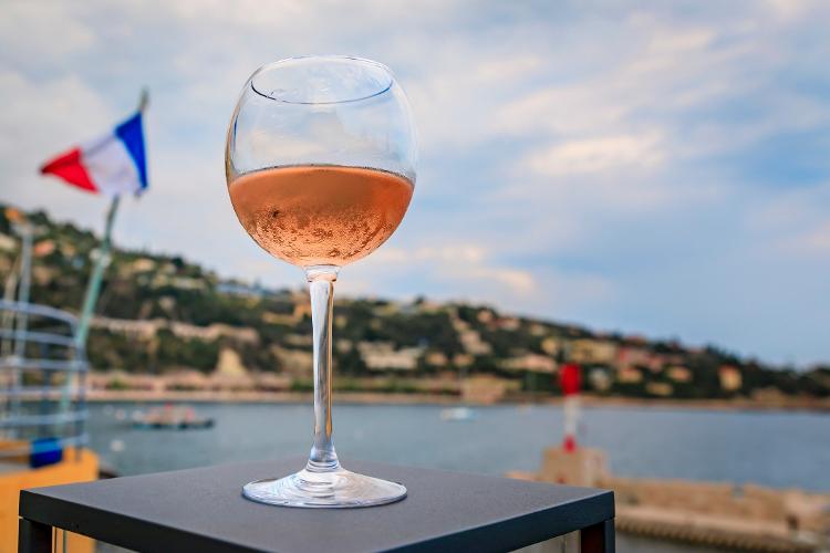 Estilo de vida dos ricos e famosos em Côte d'Azur ajudou a espalhar a palavra do rosé pelo mundo