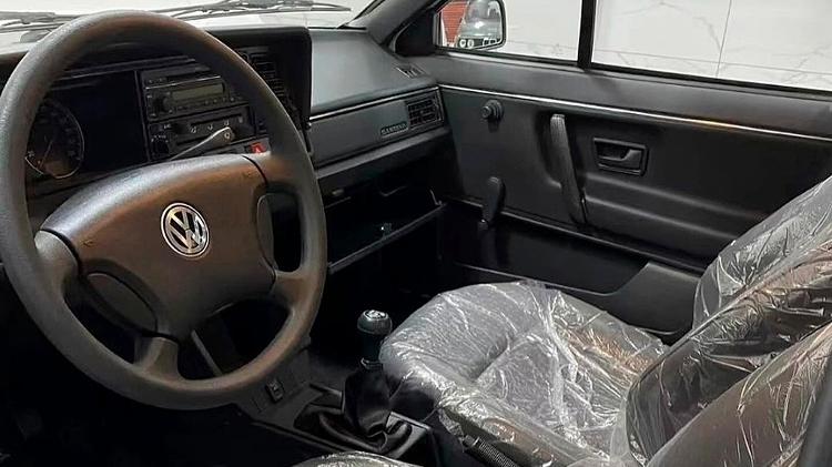 VW Santanas trazem até o plástico de fábrica nos respectivos bancos; câmbio é manual