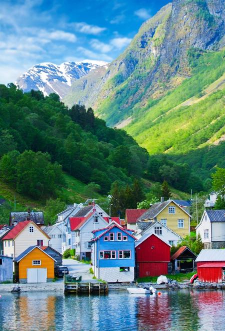 Vila na base das montanhas do fiorde de Geiranger, Noruega