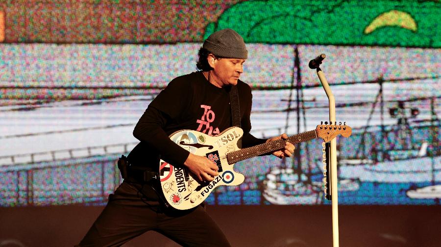 Tom DeLonge, do Blink-182, homenageia cinco bandas com adesivos em sua guitarra