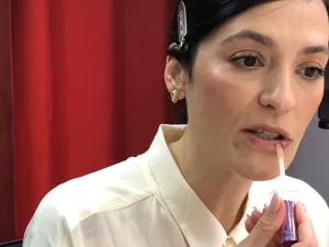 Testamos gloss viral que aumenta os lábios: 'Fica plump bonito e natural'