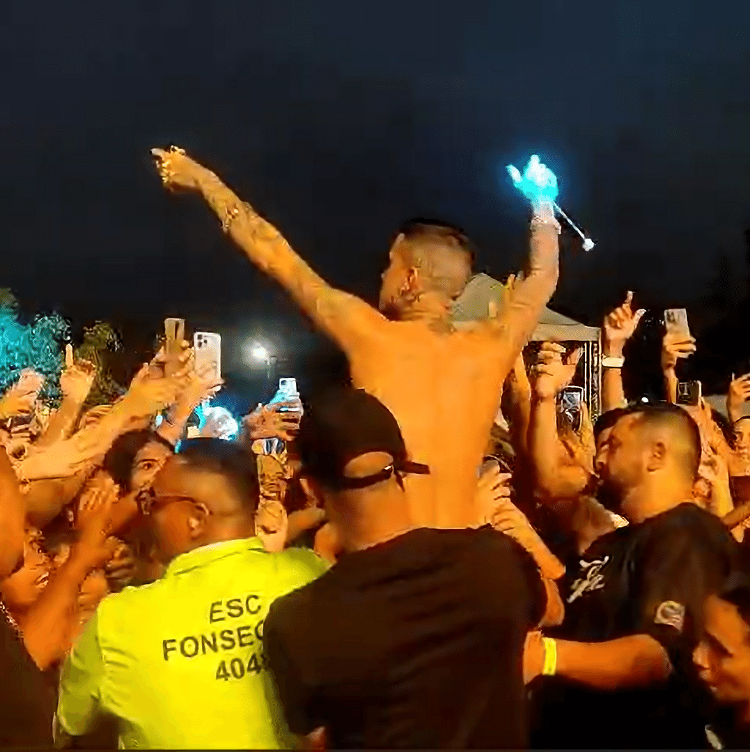 Virada Cultural: MC Paiva desce do palco e canta junto aos fãs em show