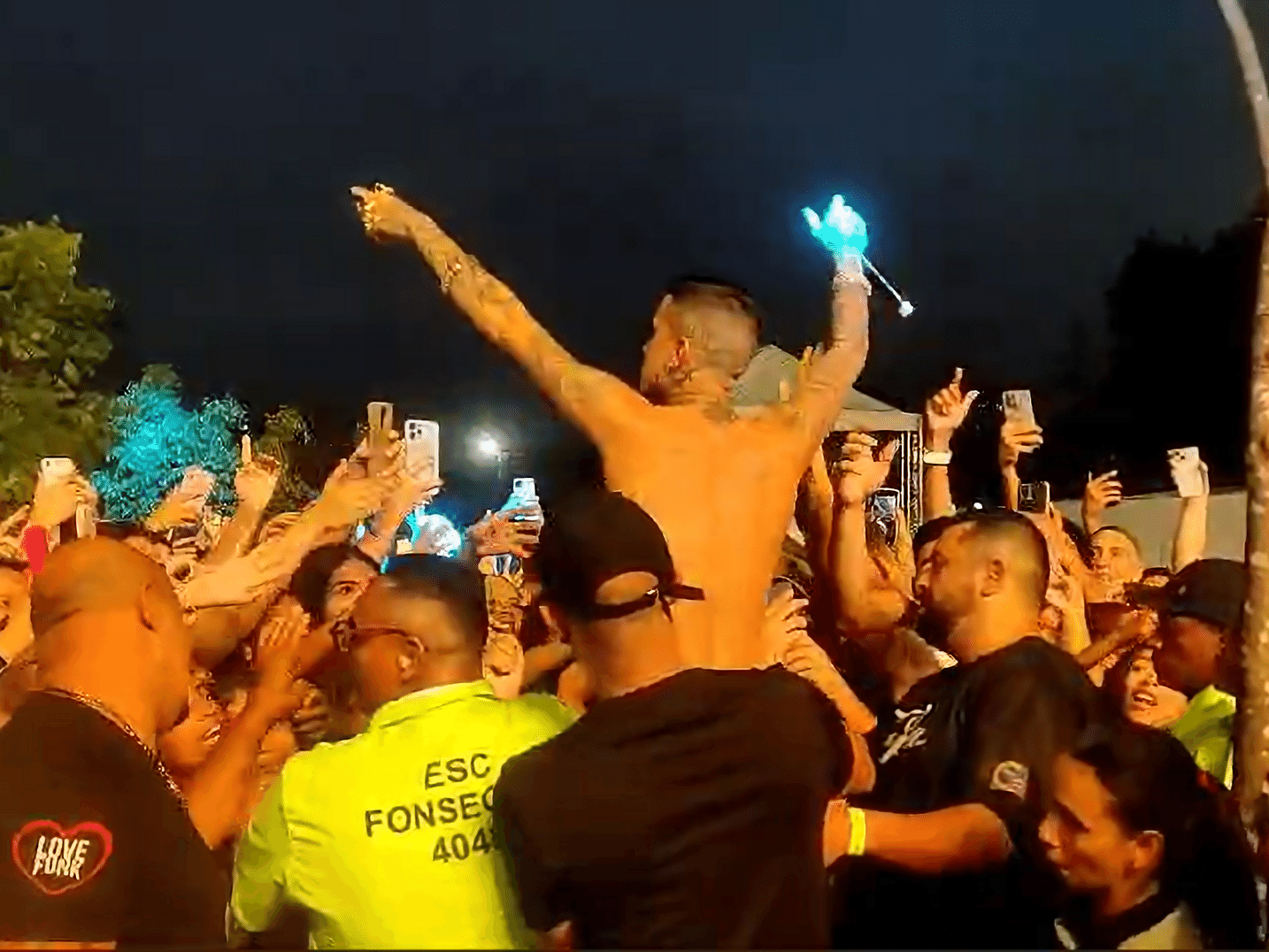 Virada Cultural: MC Paiva desce do palco e canta junto aos fãs em show