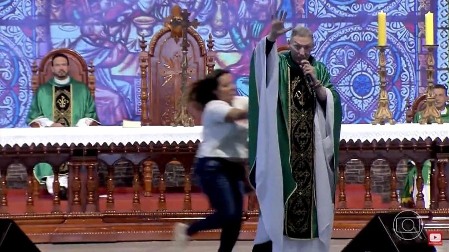 Padre Marcelo Rossi quando foi empurrado em uma missa de julho de 2019 - Reprodução/ TV Globo