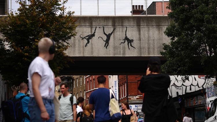 Na quarta (7), Banksy revelou três macacos "se equilibrando" em uma ponte