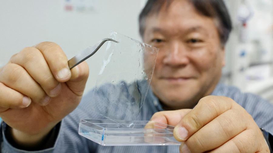 Takuzo Aida, diretor no RIKEN Center, mostra a amostra de plástico degradável Takuzo Aida, diretor no RIKEN Center, mostra a amostra de plástico degradável