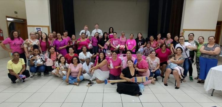 Fabiana Fernandes criou a ONG Instituto Olhar Rosa, que visa auxiliar pacientes e levar informações para as comunidades