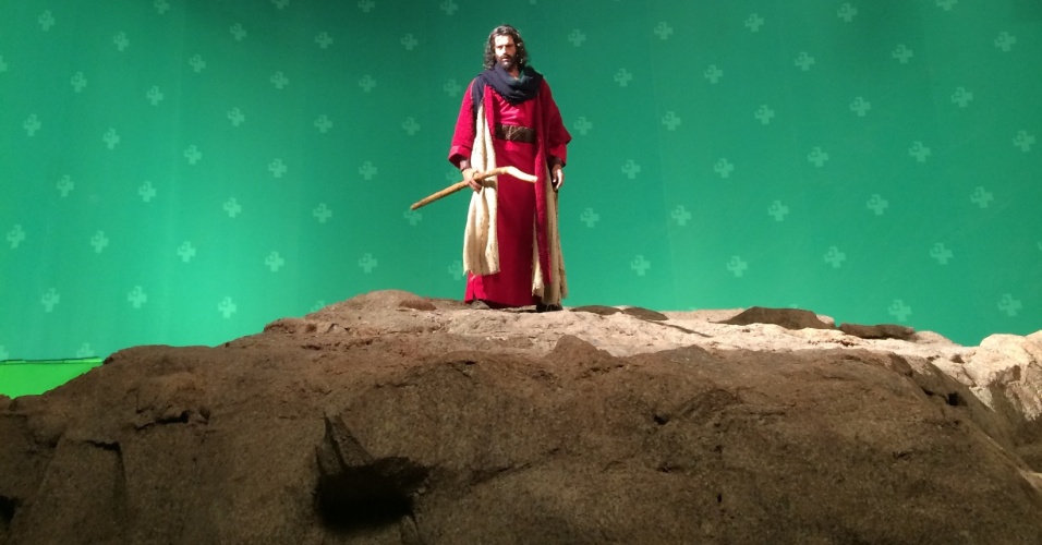 Moisés (Guilherme Winter) aparece durante o episódio do Êxodo, em que se depara com a barreira do Mar Vermelho