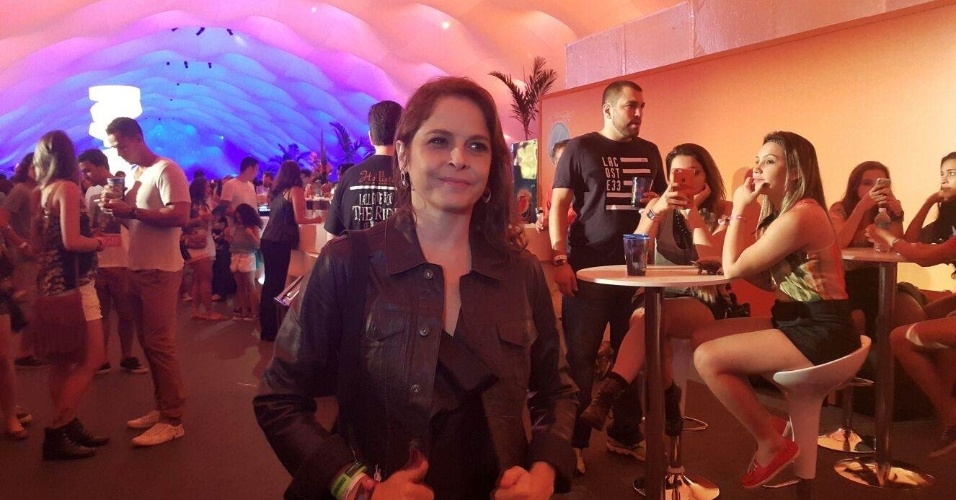 27.set.2015 - Drica Moraes circula pelos camarotes do Rock in Rio no último dia do festival.