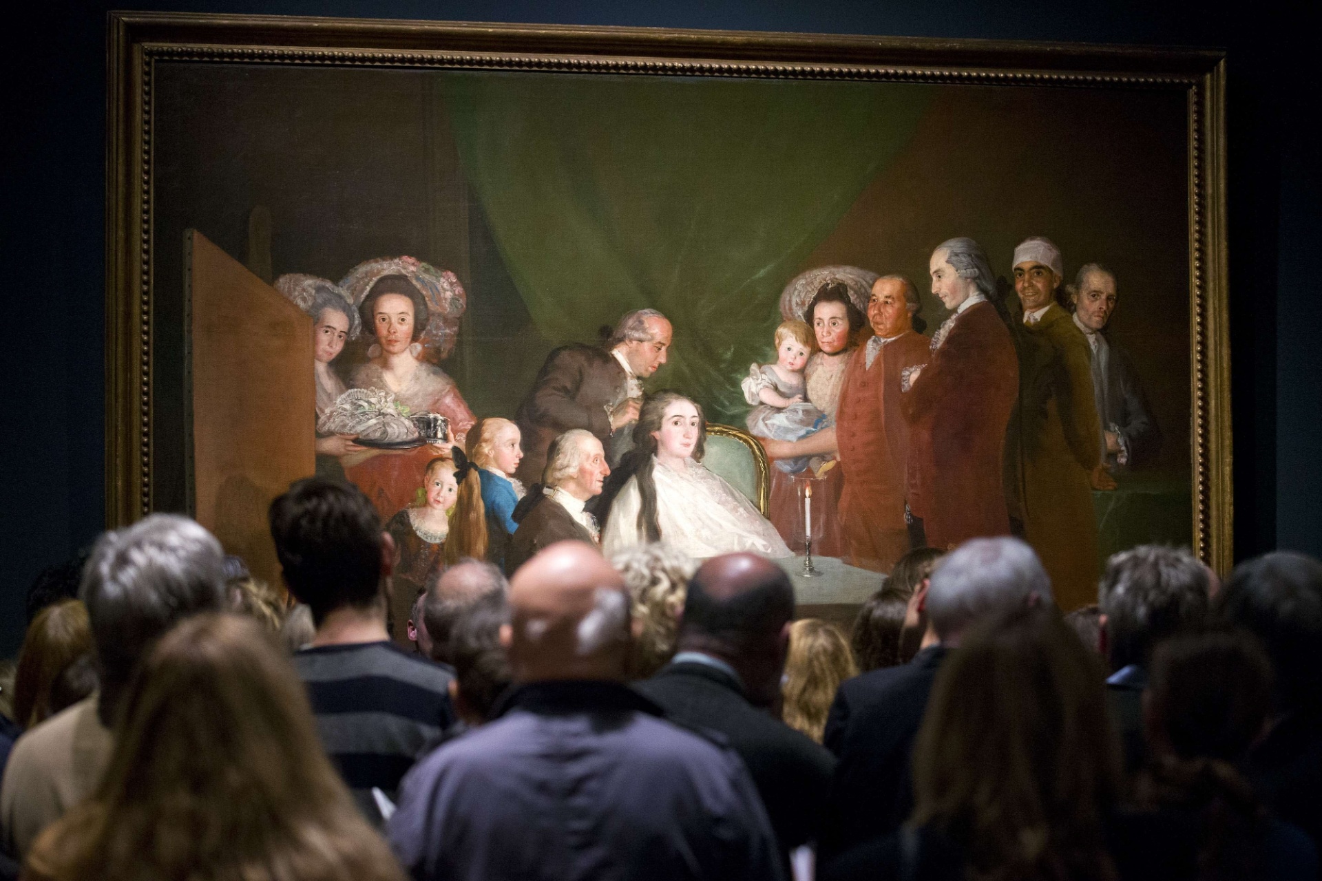06.out.2015 - Visitantes da National Gallery, em Londres, observam a obra de Goya "The Family of the Infante Don Luis de Borbon", pintada por Goya - Facundo Arrizabalaga/EFE