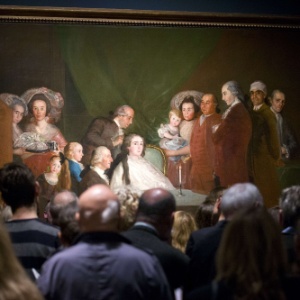 06.out.2015 - Visitantes da National Gallery, em Londres, observam a obra de Goya "The Family of the Infante Don Luis de Borbon", pintada por Goya - Facundo Arrizabalaga/EFE