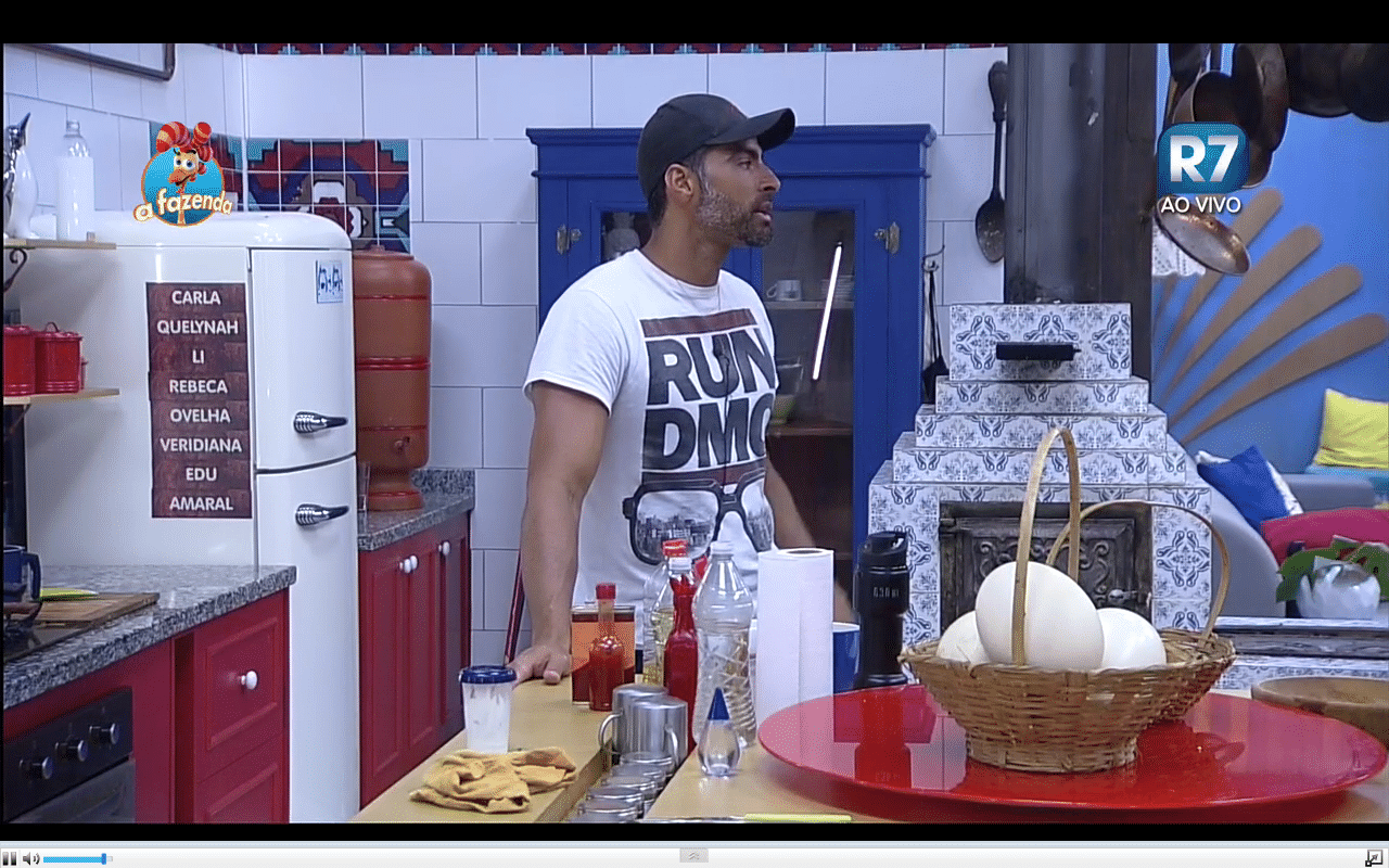 24.nov.2015 - Ana Paula questionou JP se Thiago Servo ficaria com alguém fora do confinamento: "A conversa que eu tive com ele nas duas primeiras semanas, ele disse que queria voltar com a ex mulher, a mãe do filho dele" - Reprodução/Record