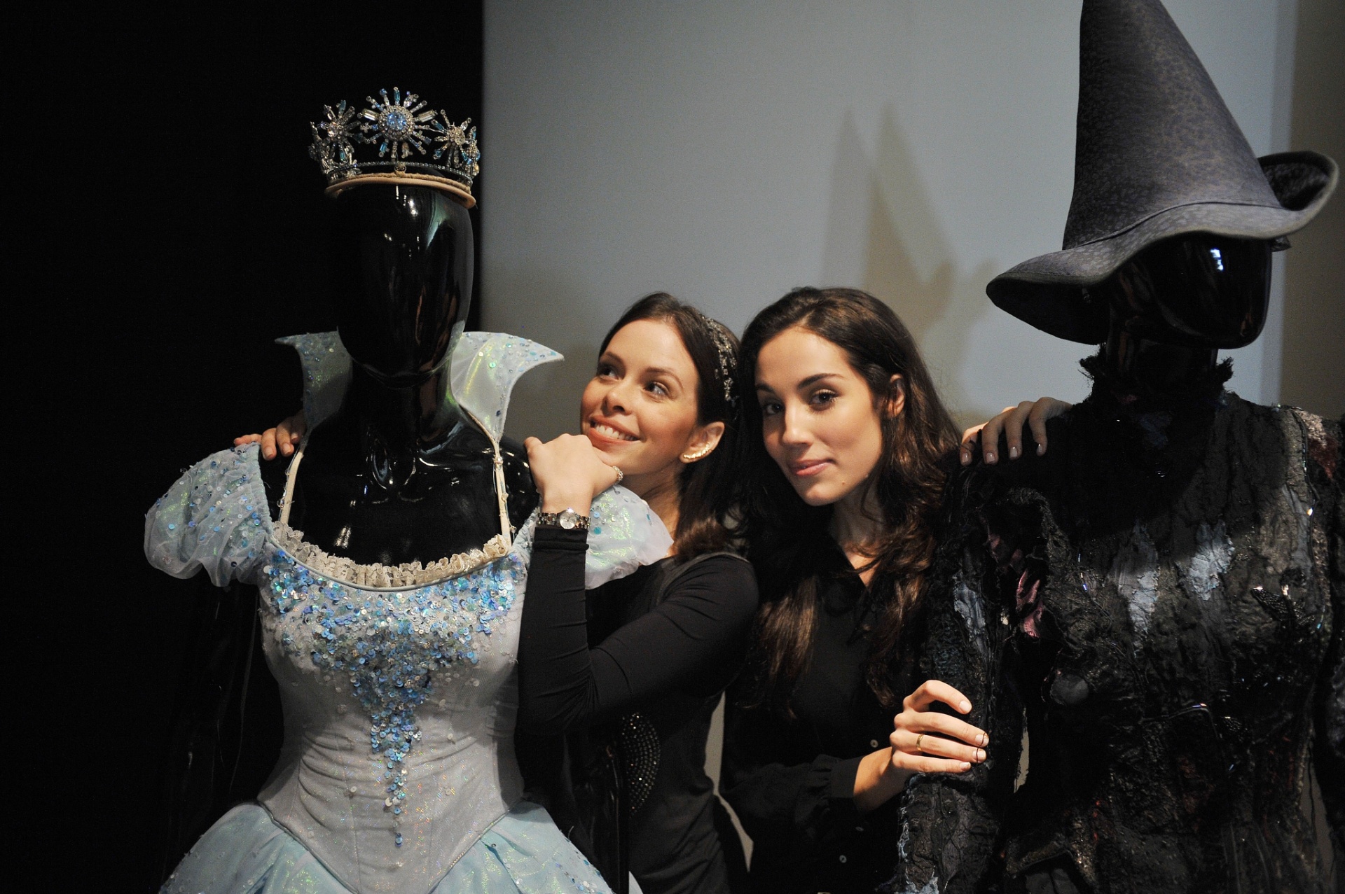 14.jan.2016 - As protagonistas Fabi Bang e Myra Ruiz, que interpretam respectivamente as bruxas Glinda e Elphaba no musical "Wicked - A História Não Contada das Bruxas de Oz", em São Paulo - Reinaldo Canato/UOL