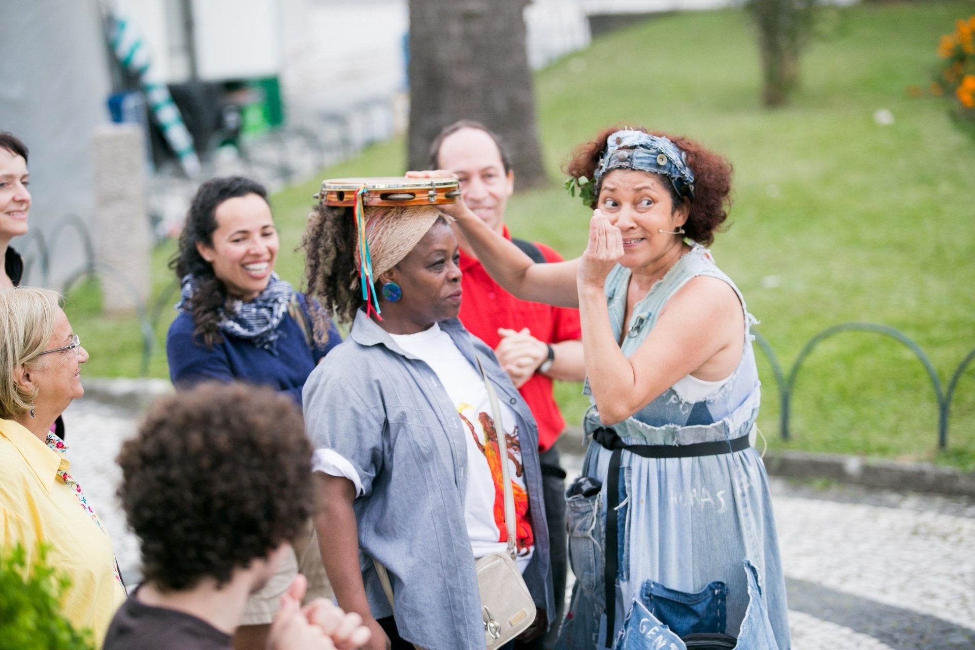 No Festival de Curitiba, a atriz Márcia Costa interage com o público em Tempos de Cléo no Fringe - Annelize Tozetto/Clix