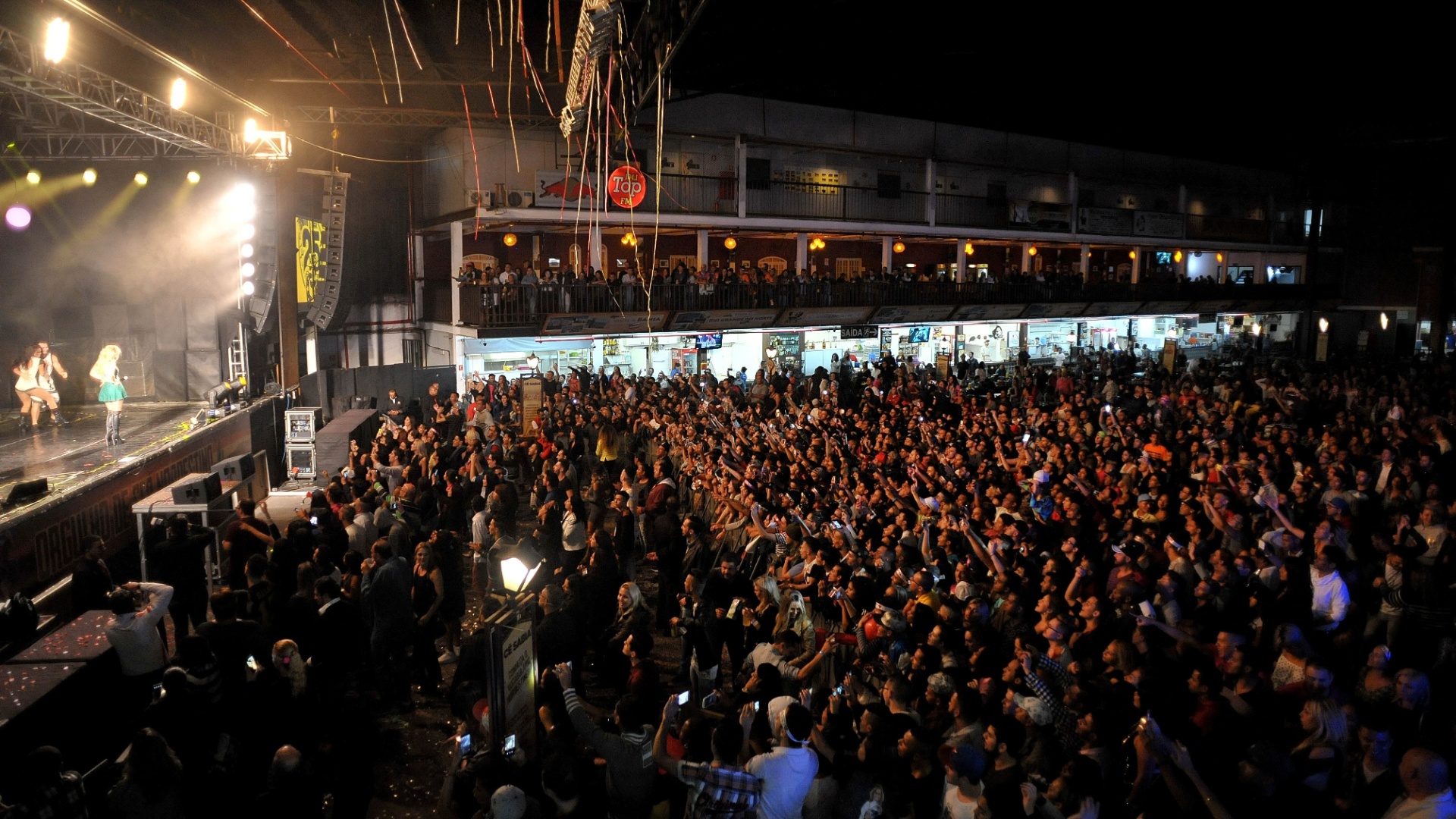 13.mai.2016 - Público leva balões de coração, faixas e pelúcias para presentear Joelma - Reinaldo Canato/UOL