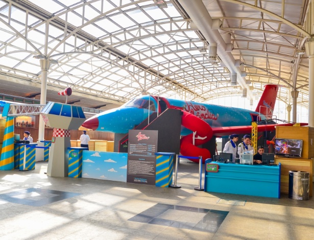 Avião de 20 metros de comprimento estacionado em shopping de Curitiba funciona  como um laboratório de ciência e tecnologia - Divulgação/Priscilla Fiedler