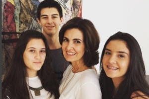 Fátima com os filhos Vinícius, Laura e Beatriz - Reprodução/Instagram - Reprodução/Instagram