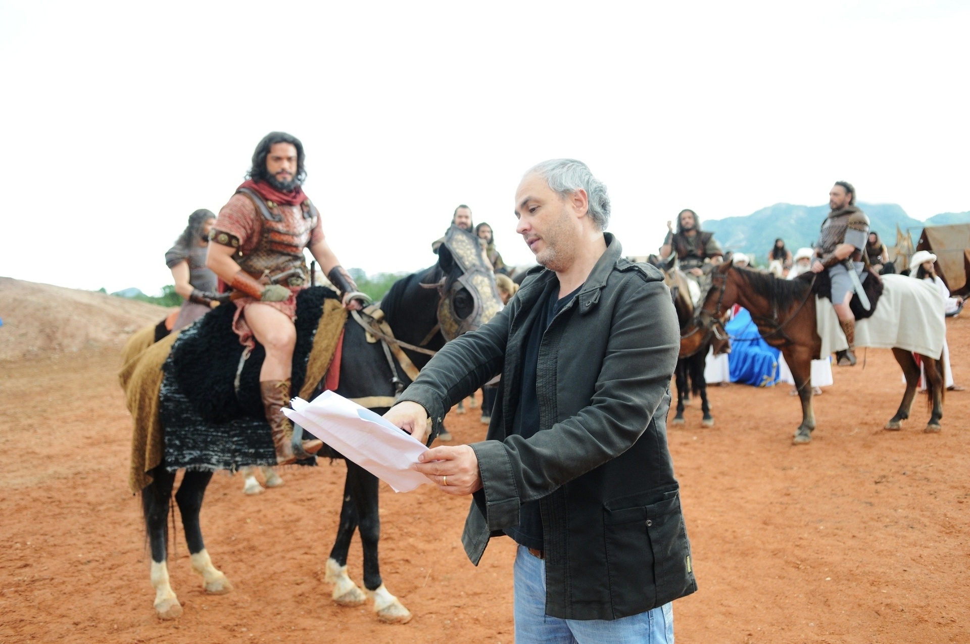Sequências da queda da Muralha de Jericó em "A Terra Prometida" mobilizaram dezenas de atores, cerca de 300 figurantes e mais de 50 cavalos - Munir Chatack/ Record