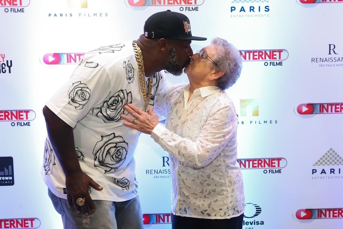 O músico Mr Catra deu um selinho na apresentadora Palmirinha. Ambos fazem participação especial em "Internet - O Filme" - Deividi Correa/AG News