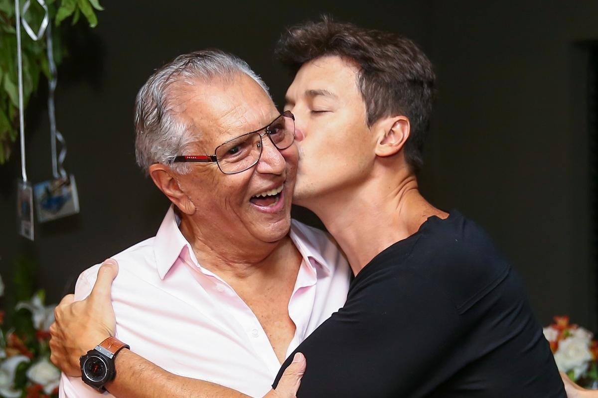 Carlos Alberto de Nóbrega ganha beijo de Rodrigo Faro em sua festa de 81 anos em pizzaria de São Paulo - Manuela Scarpa/Brazil News