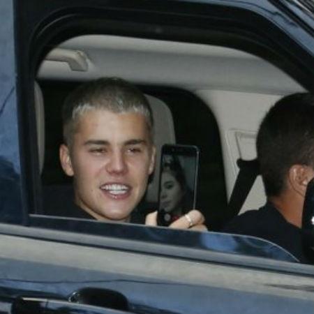 Justin Bieber é visto sorridente conversando com morena pelo celular - AgNews - AgNews