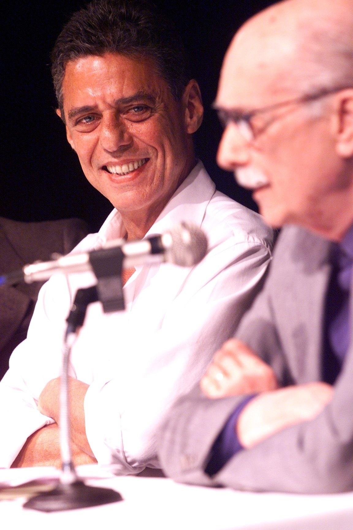 Antonio Candido e Chico Buarque de Hollanda, filho do sociólogo e historiador Sérgio Buarque de Holanda, discutem a obra do autor de "Raízes do Brasil" e "Visões do Paraíso" em 2002 - Márcio Fernandes/Folhapress