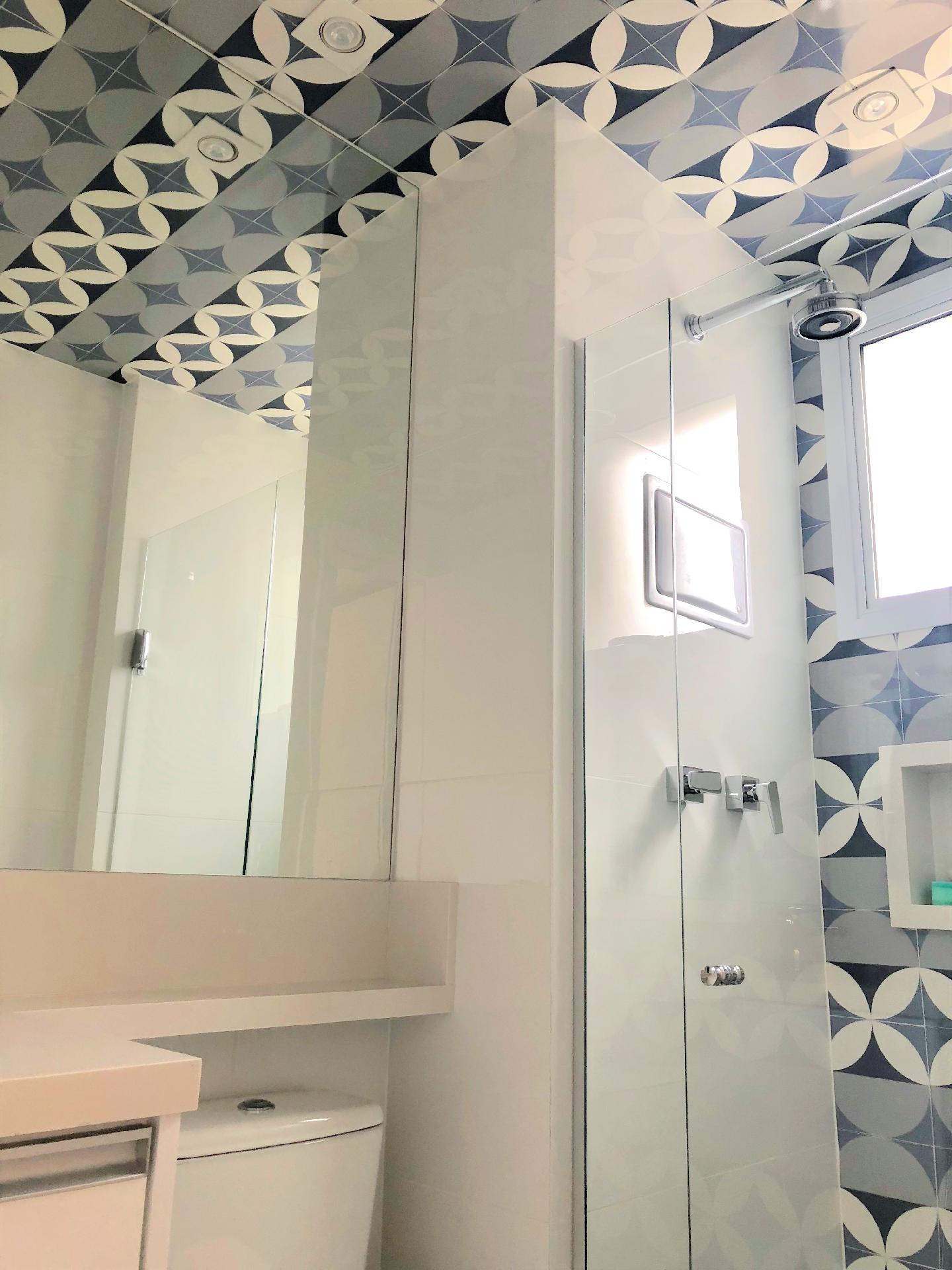 Parede de destaque no boxe do banheiro está em alta, mas que tal ousar um pouco mais e levar o efeito para o teto? Nesta suíte, o charme ficou por conta da aplicação de azulejos geométricos. As cores neutras dos outros acabamentos equilibraram a proposta, mesmo com um pé-direito não muito alto. Projeto: Semara Brito, designer de interiores - Divulgação