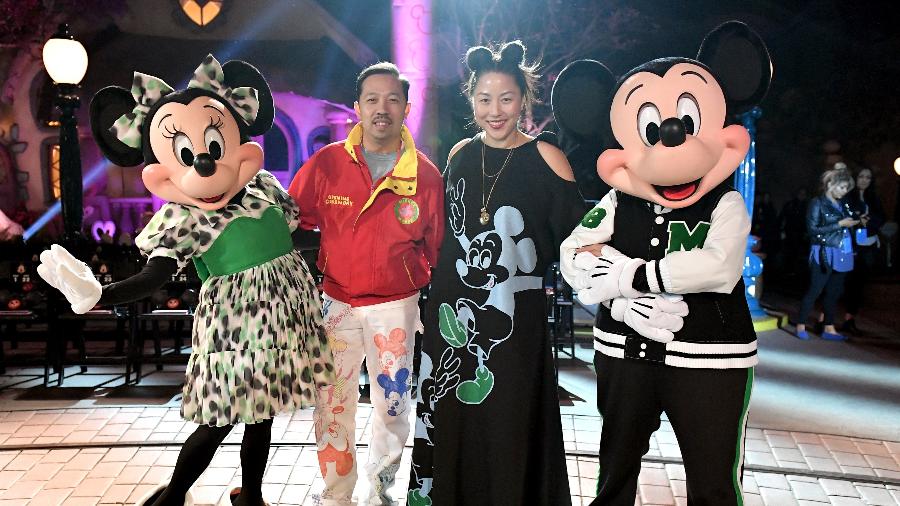 Minnie e Mickey Mouse com os fundadores da Opening Ceremony, Carol Lim e Humberto Leon - Getty Images