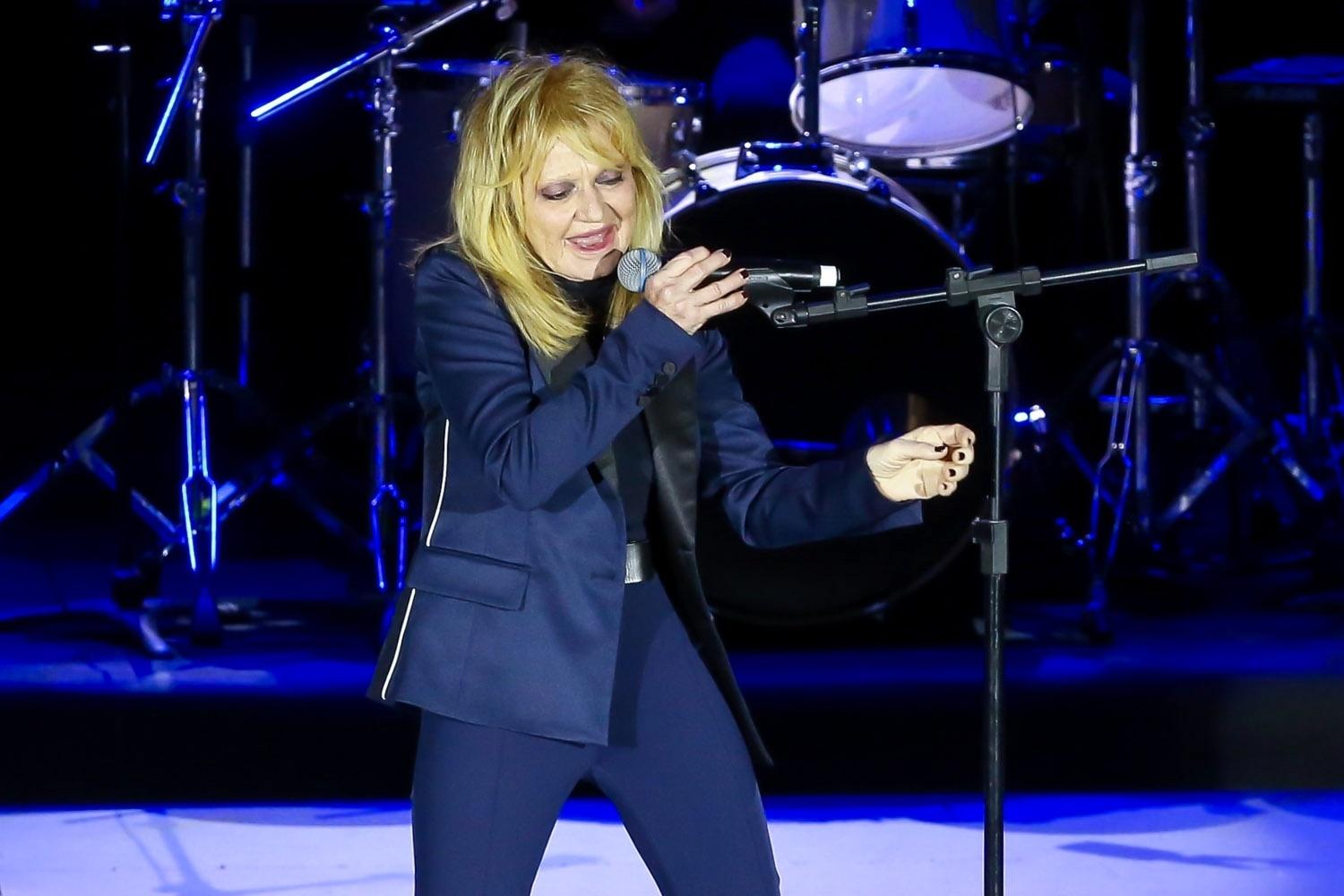 Cantora Rita Pavone passa mal e sai carregada do palco em show no Brasil - Manuela Scarpa/Brazil News