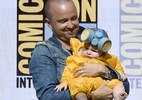 Aaron Paul leva filha bebê para painel de "Breaking Bad" na Comic-Con - Kevin Winter/Getty Images/AFP