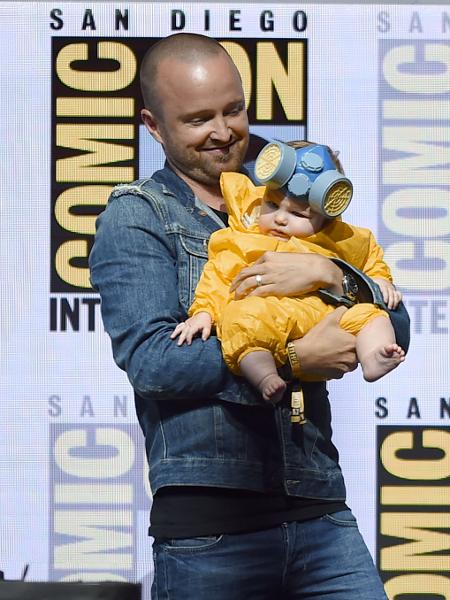 Aaron Paul carrega a filhinha na San Diego Comic-Con - Kevin Winter/Getty Images/AFP