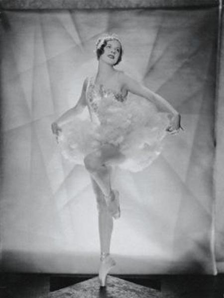 Ben Lyon achava que Monroe se parecia com uma atriz famosa da década de 1920, chamada Marilyn Miller - Domínio Público dos EUA - Domínio Público dos EUA