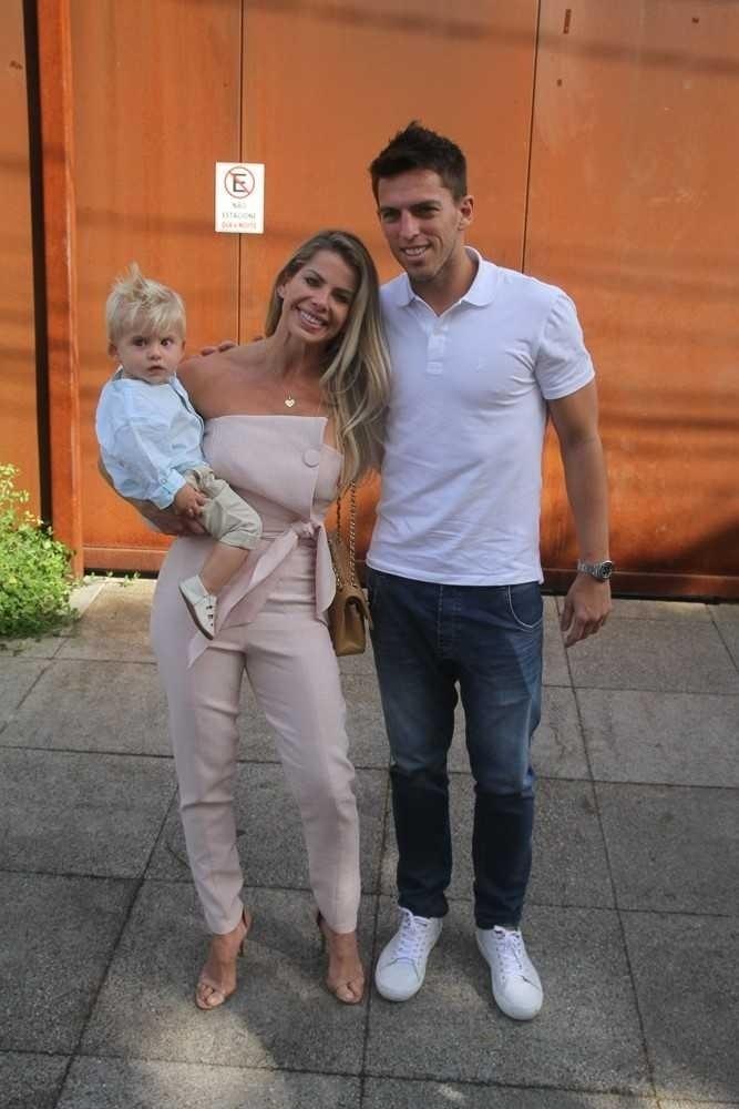 Karina Bacchi vai com Amaury Nunes e o filho, Enrico, ao chá de bebê de Sabrina Sato - Amauri Nehn/Brazil News