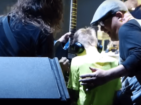 Garoto cego é chamado para o palco em show do Foo Fighters - Reprodução