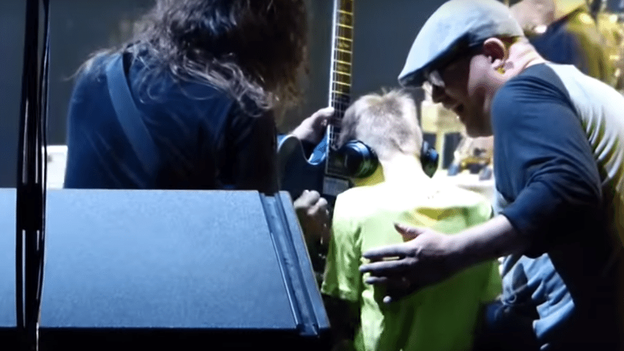 Garoto cego é chamado para o palco em show do Foo Fighters - Reprodução
