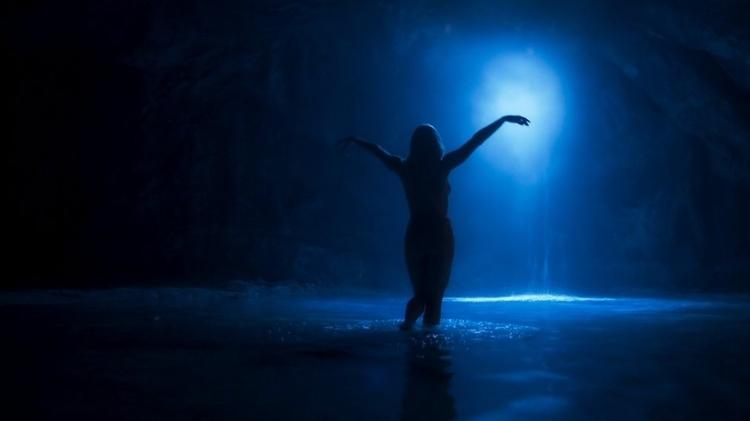 Marilda (Letícia Spiller) toma banho nua na fonte de Serro Azul para ficar sempre jovem  - Reprodução/TV Globo - Reprodução/TV Globo