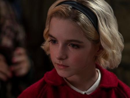 McKenna Grace caracterizada como Sabrina no especial de Natal da série - Divulgação