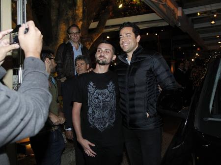 Zachary Levi tira fotos com fãs na porta de restaurante em São Paulo - Marcello Sá Barretto/Brazil News
