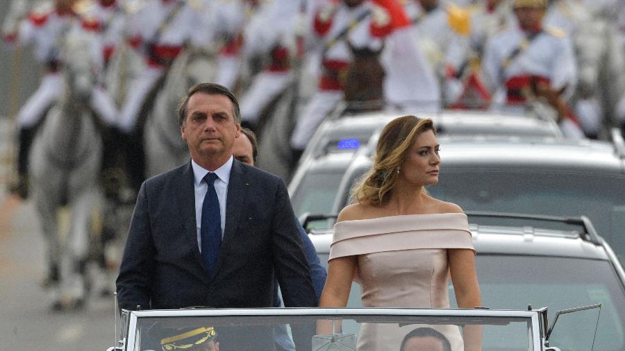 Michelle Bolsonaro ao lado do presidente Jair Bolsonaro durante o percurso até a cerimônia de posse - Carl de Souza/AFP